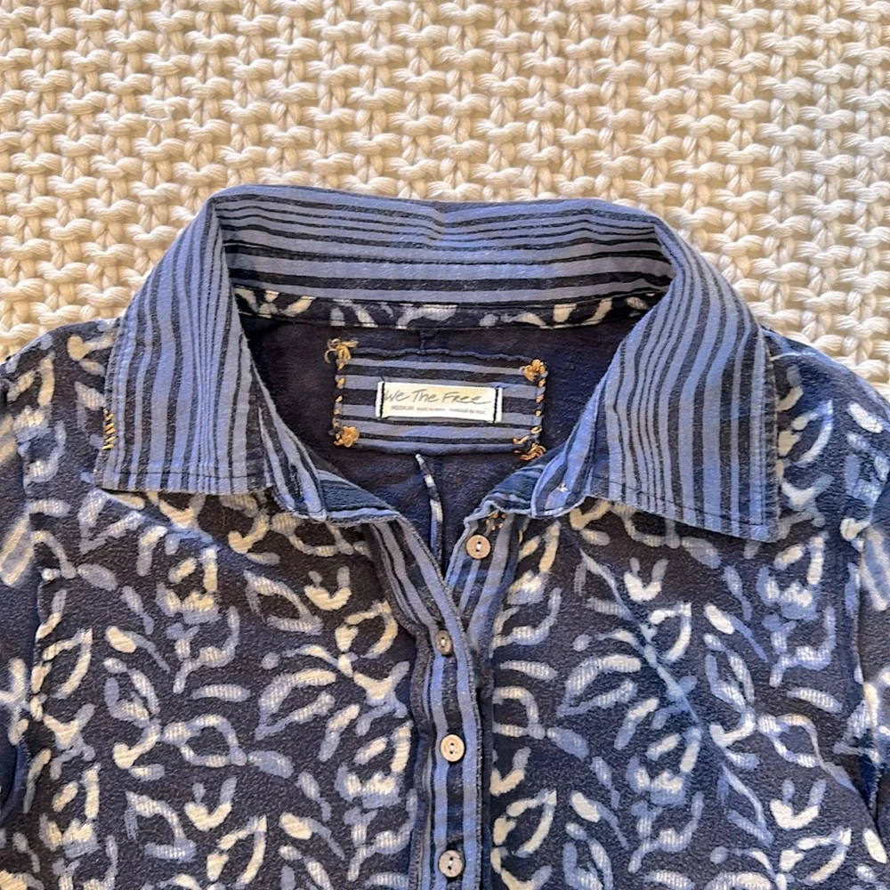 We the free retro soft blue henley shirt wore 1x - Picture 2 of 4